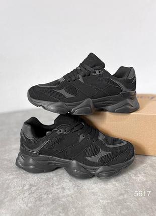 Жіночі чорні кросівки