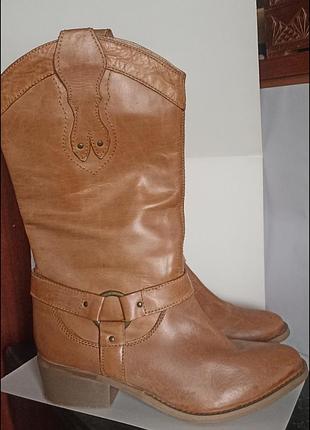 Високі шкіряні жіночі чоботи-козаки