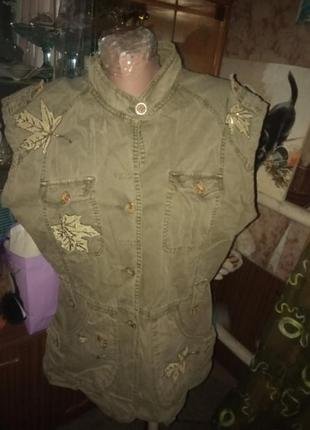 Эффектная жилетка с осень красивой аппликацией.