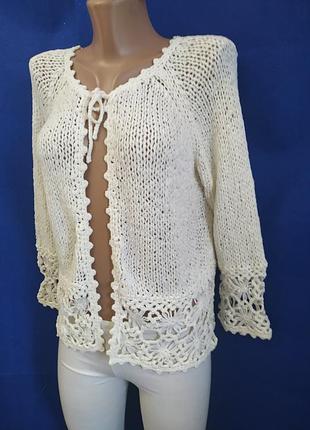 Гарна кофтинка. молочного кольору