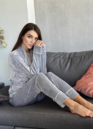 Велюровий жіночий костюм