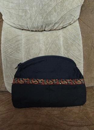 Чорна косметичка