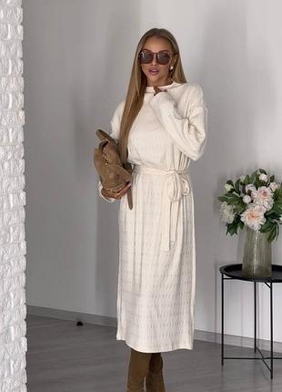 Длинное молочное платье свободного кроя с пояском