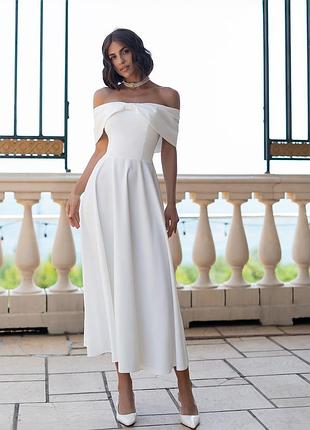 Ніжна сукня з відкритими плечима