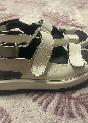 Кожаные женские босоножки