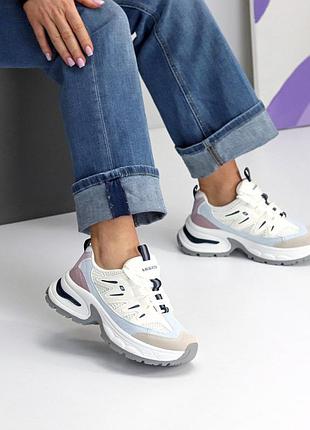 Кросівки жіночі