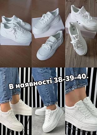 Кросівки жіночі