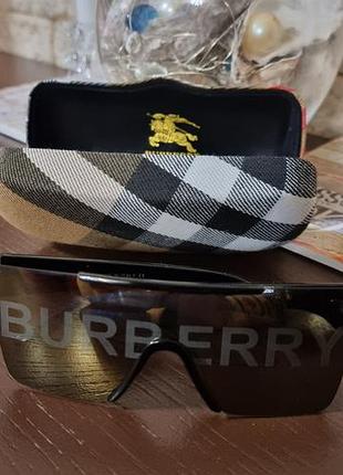 Окуляри з коробкою паперовий і футляром і картою пластик із логотипом бренда на стеблах