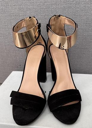 Жіночі босоніжки на підборах