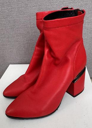 Демісезонні ботильйони на підборах