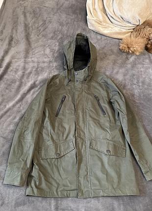 Зелена чоловіча куртка проти вітру та дощу