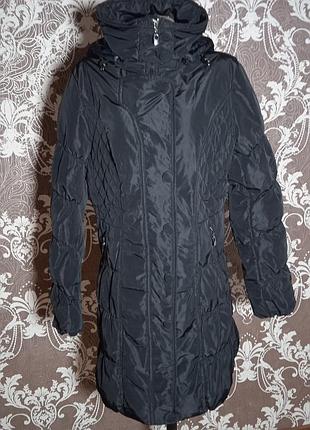 Пуховик жіночий, на змійці та кнопках
тканина щільна, з капюшоном