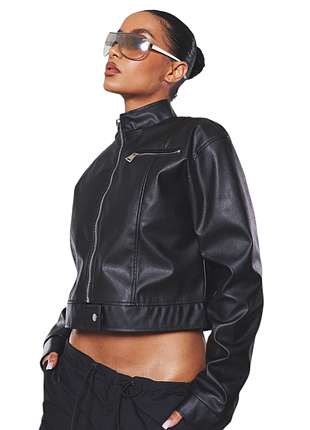 Стильная укороченная курточка prettylittlething