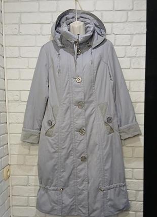Плащ жіночий зі з'ємним капюшоном,на весну/осінь..плащ на блискавці і гудзиках,по низу є куліска,завдякі якій можна корегувати модельсіро-блакитний.