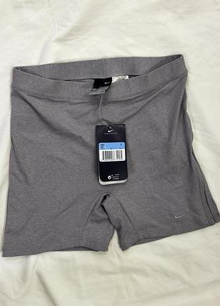 Сірі спортивні шорти nike з технологією dri-fit для ефективного відведення вологи під час тренувань