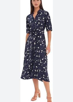 Синее платье в цветочный принт на пуговицах с поясом