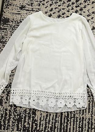 Ніжна біла блуза з мереживом та довгим рукавом