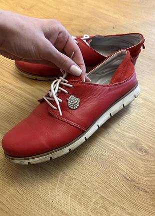 Продам стильні жіночі туфлі червоного кольору, розмір 37