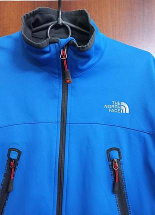 Мужская куртка-софтшелл от известного бренда the north face.