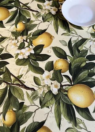 Скатертина з лимонами і квітами на бежевому фоні