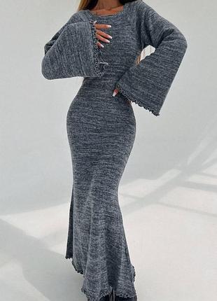 Утеплена в рубчик трикотажна сукня максі з відкритою спиною і рукавами кльош