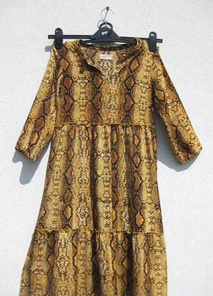 Красивое яркое длинное платье с узором