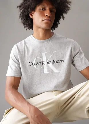 Мужская футболка calvin klein monogram – чистая база с монограмой, ровный крой и комфорт на каждый день (40dc813-031). оригинал.