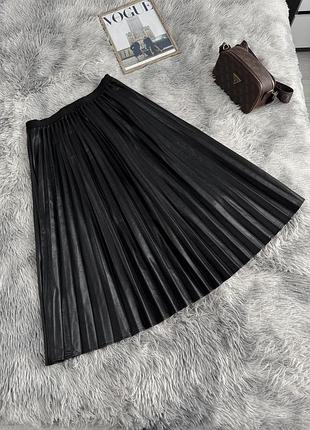 Гарна спідниця плісе з еко-шкіри