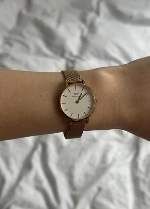 Продам елегантний жіночий годинник dw (daniel wellington) у золотому кольорі.