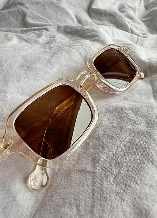 Стильні сонцезахисні окуляри