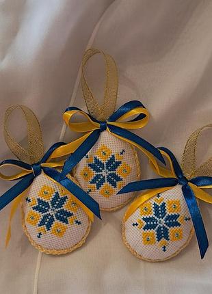 Великодня писанка. українська вишивка. пасхальные яйца.