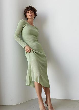 Довга приталена сітчаста сукня