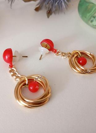 Серьги с кольцами и красными бусинами