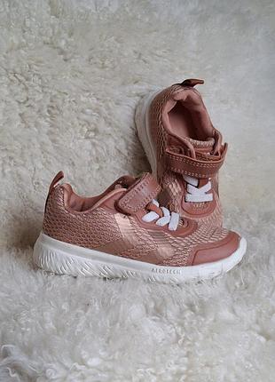 Дитячі кросівки на дівчинку від бренда hummel модель actus ml infant.