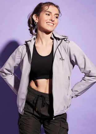 Спортивна куртка вітрівка peak performance жіноча легенька куртка на блискавці з капюшоном