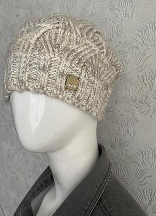 Шапка вʼязана тепла