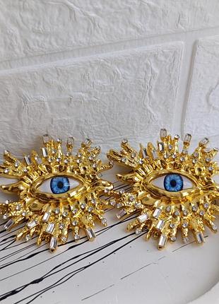 Великі акцентні сережки із блакитними очима і камінням 💎
