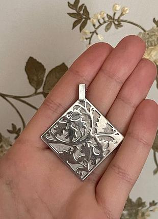 Великолепный серебряный кулон