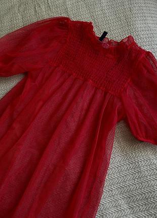 Червоне плаття в сіточку