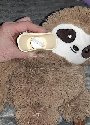 Стильная фирменная мягкая игрушка-грелка в виде ленивца, разработанная для обеспечения тепла и комфорта.