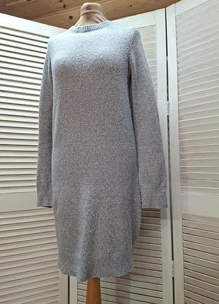 Сіре плаття візка,  светр