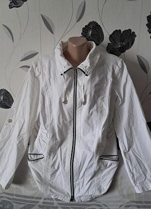 Жіноча вітровка чудовий стан