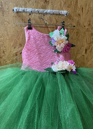 Яскрава сукня весни костюм на свято весни зелена із квітами на свято мами