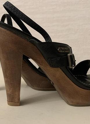 Шкіряні босоніжки на платформі з натуральної шкіри.