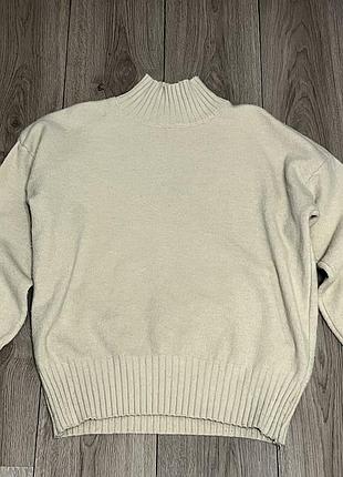 Жіночий кремовий светр