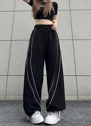 Спортивные штаны на затяжках из плащевки оверсайз свободного кроя