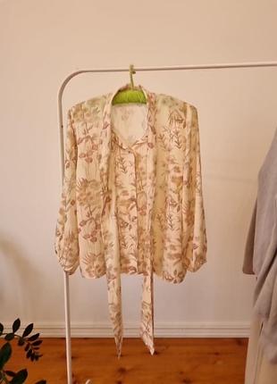 Блузка из вискозы с растительным принтом