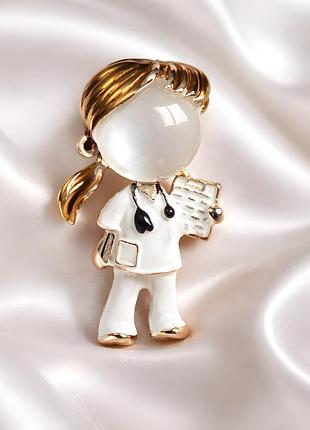 Брошь, брошка лікар жінка (шатенка), емаль, метал золотистий.