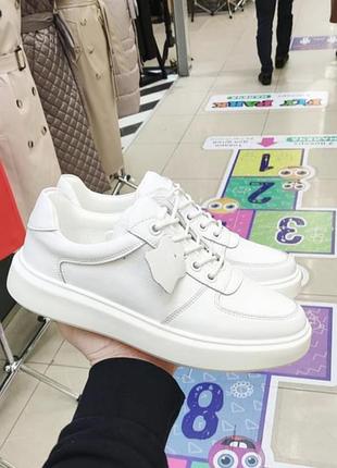 Женские кроссовки белые