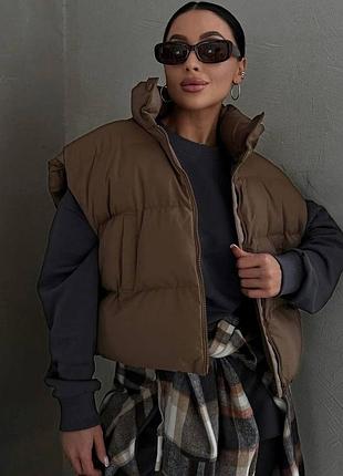 Женская дутая жилетка на молнии с карманами низ на затяжках черная молочная